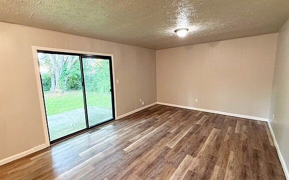 5th image of 10151 Ridgefield Dr