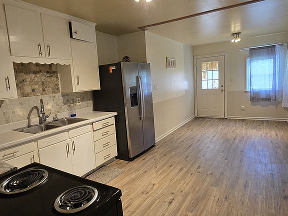 3rd image of 2811 NE Russell Rd