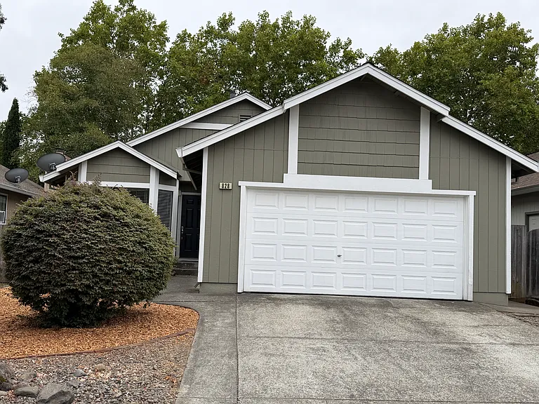 828 Bond Pl — Photo 1