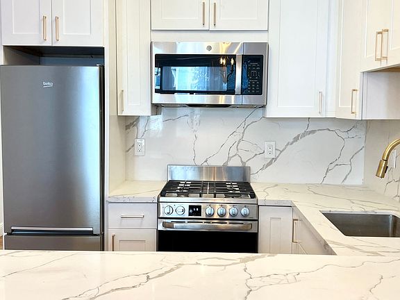 2nd image of 2645 Van Ness Ave #1