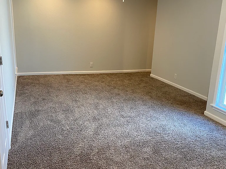 Large bedroom w/flex space