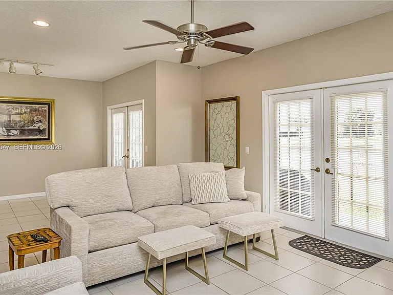 1649 Hawthorne Pl — Photo 3