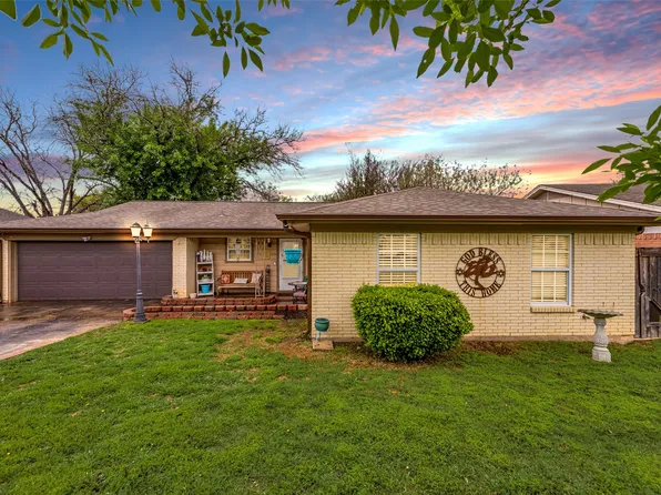 2105 Elaine Ct, Arlington, TX 76010