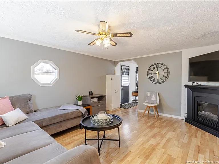 34 Elmdale Cres — Photo 2
