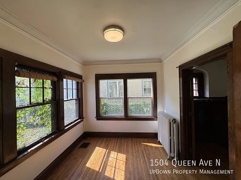 1504 Queen Ave N — Photo 8
