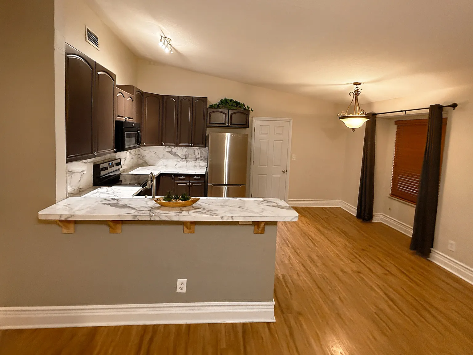 3 bed, 1300 sqft, $3,700 — Photo 4