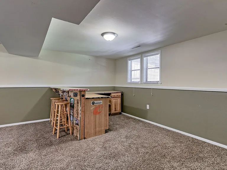 1306 Woodcrest Ct — Photo 17
