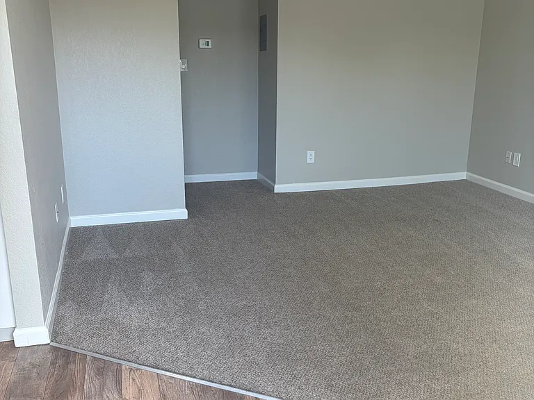Lincoln Village Apartments — Photo 44