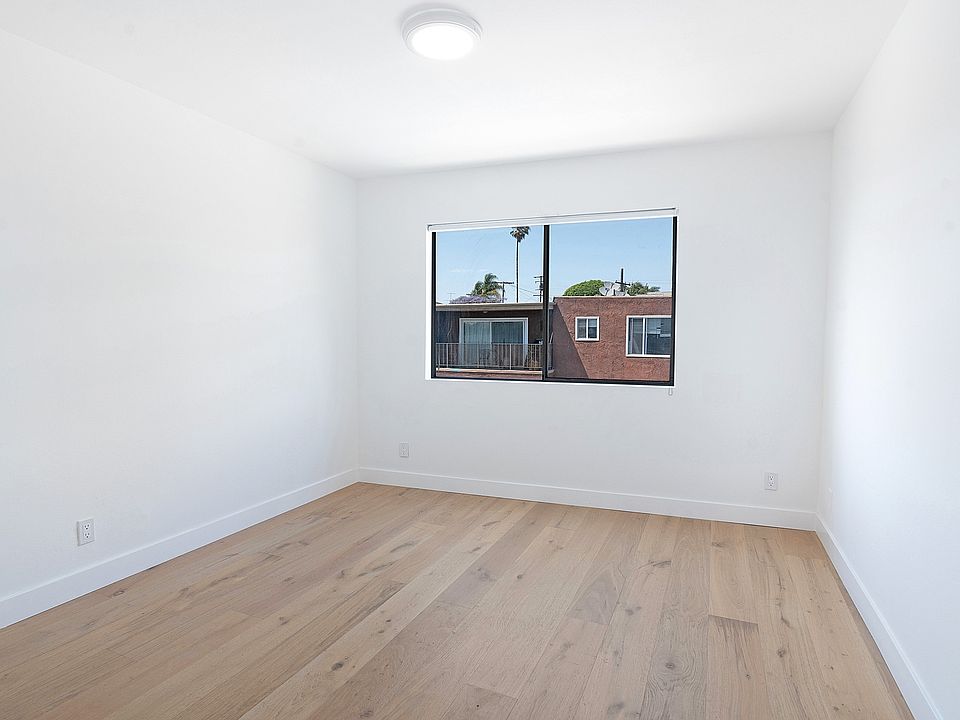 1st image of 231 E Hyde Park Blvd #11365838