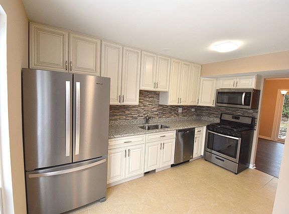 3rd image of 29W435 White Oak Dr