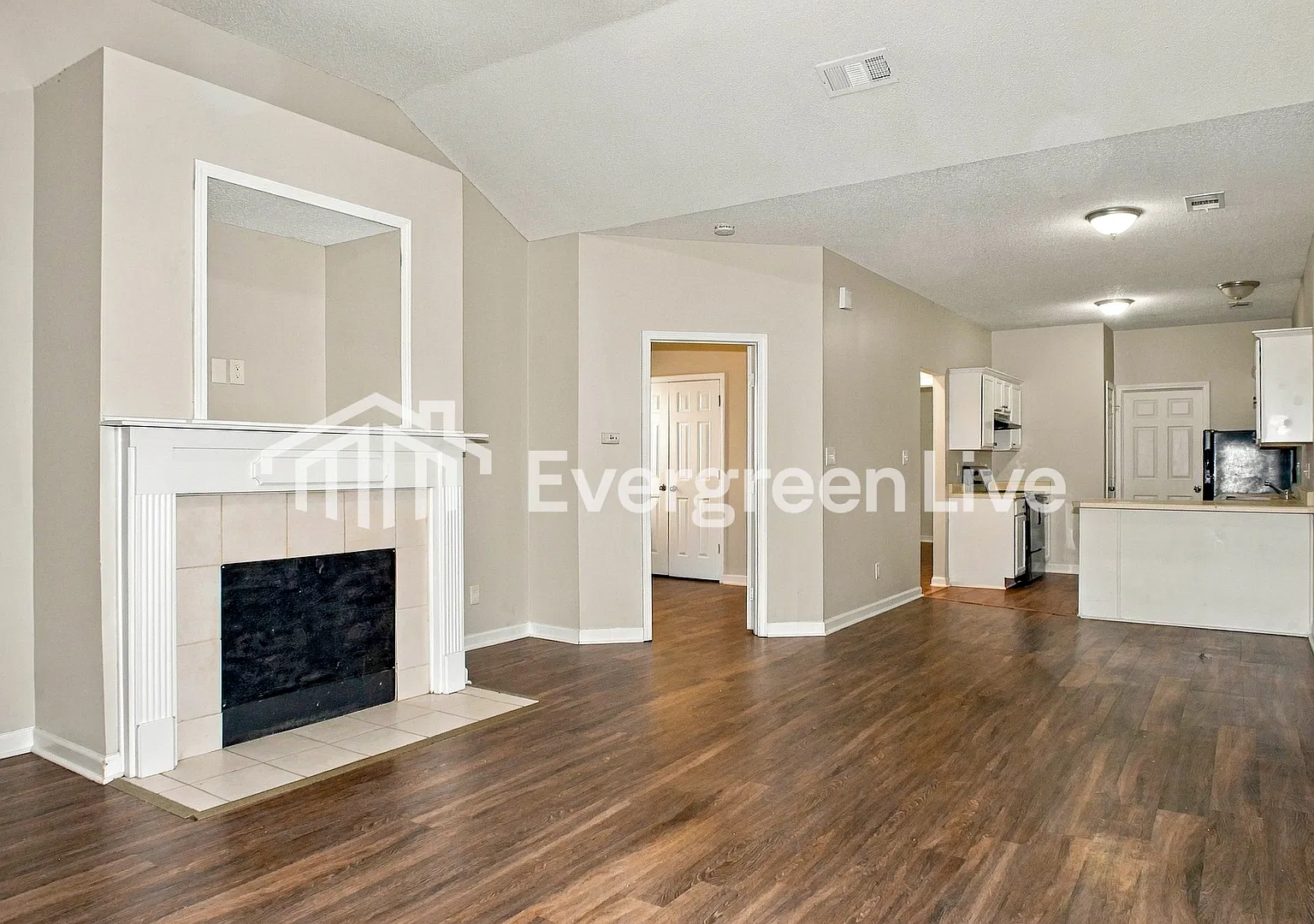 3 bed, 2.0 bath, 1270 sqft, $1,295 — Photo 3