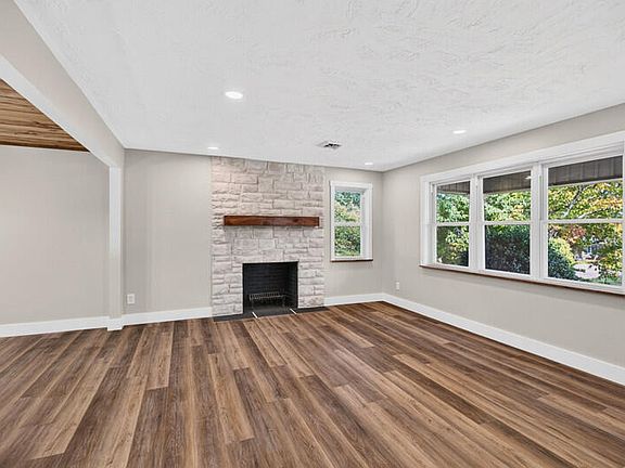 5th image of 444 Laurel St