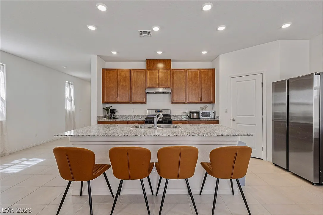 5 bed, 3.0 bath, 2460 sqft, $3,495 — Photo 3