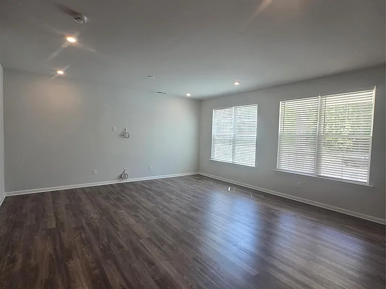 5240 Kinsbridge Dr — Photo 18