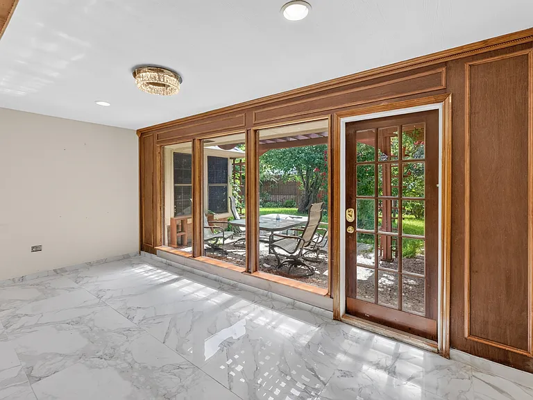 2105 Rolling Oak Ln — Photo 10
