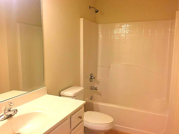 secondary bathroom w/ tub & shower combo