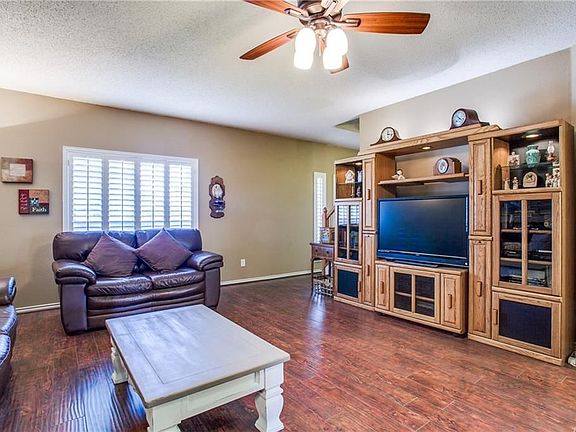 5th image of 701 Yaupon Dr