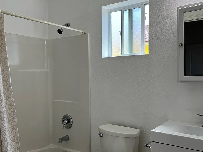 417 3/4 N Kingsley Dr — Photo 6