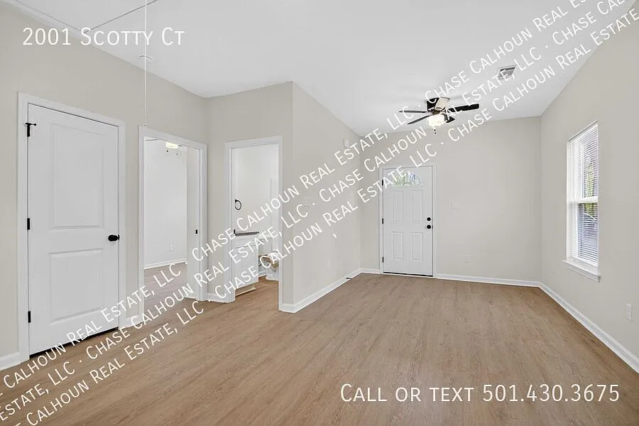 This well-located duplex offers convenience, and easy access to everything you need in the heart ... — Photo 4