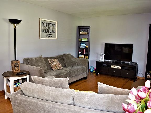 3rd image of 947 Villa Dr