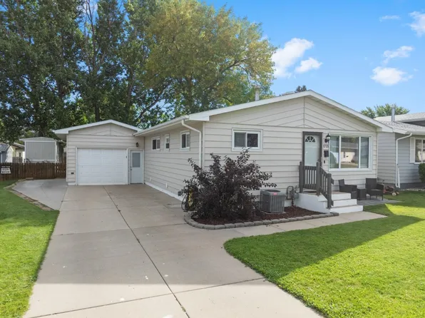 1715 1st St SE, Minot, ND 58701