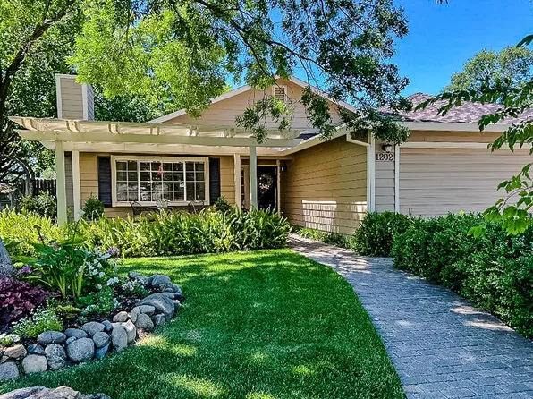 1202 Valley Oak Dr, Winters, CA 95694