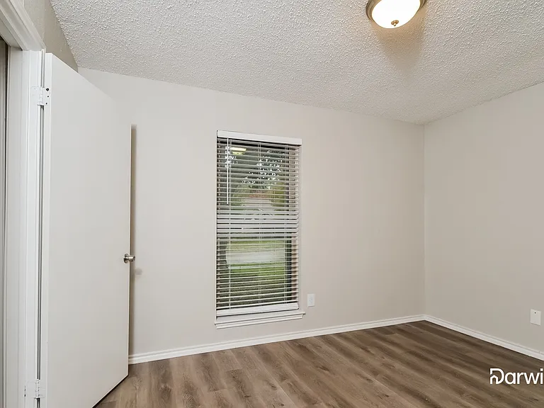 905 Sandhurst Dr — Photo 10