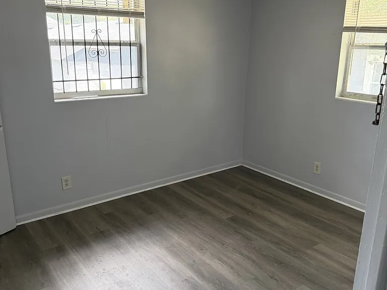 1157 W 20th St #1 — Photo 7