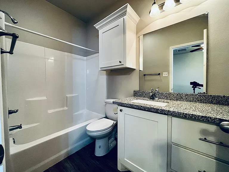 Stunning 4 Bedroom Near Tech — Photo 36