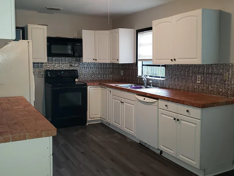 209 W Kirby St — Photo 5