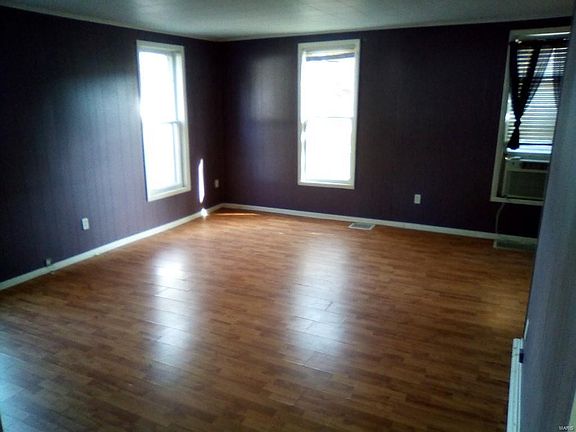 2nd image of 528 E Oak St