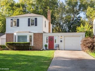 905 E Davis St, Arlington Heights, IL 60005