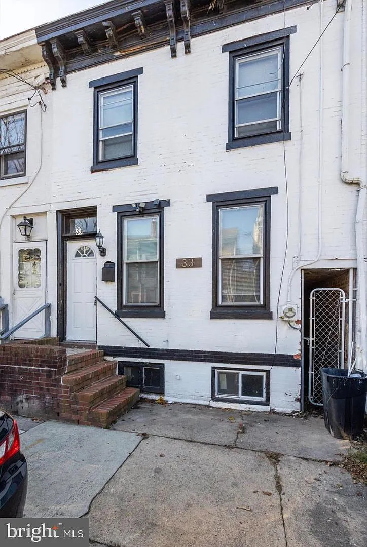 33 Oak St photo 1
