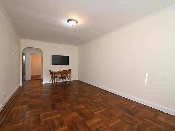 3rd image of 2553 Hubbard St #1