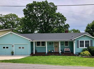 209 NW North Shore Dr, Lake Waukomis, MO 64151