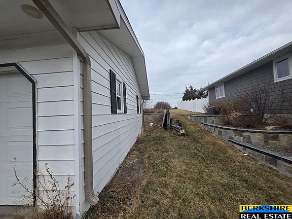 3rd image of 611 Valley View Dr