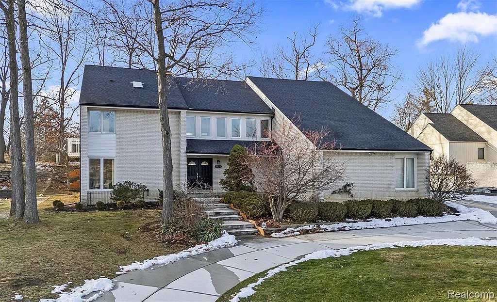 4 bed, 4.5 bath, 6426 sqft, $5,000 — Photo 1