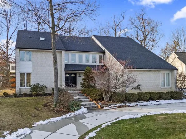 5322 Pond Bluff Dr, West Bloomfield, MI 48323