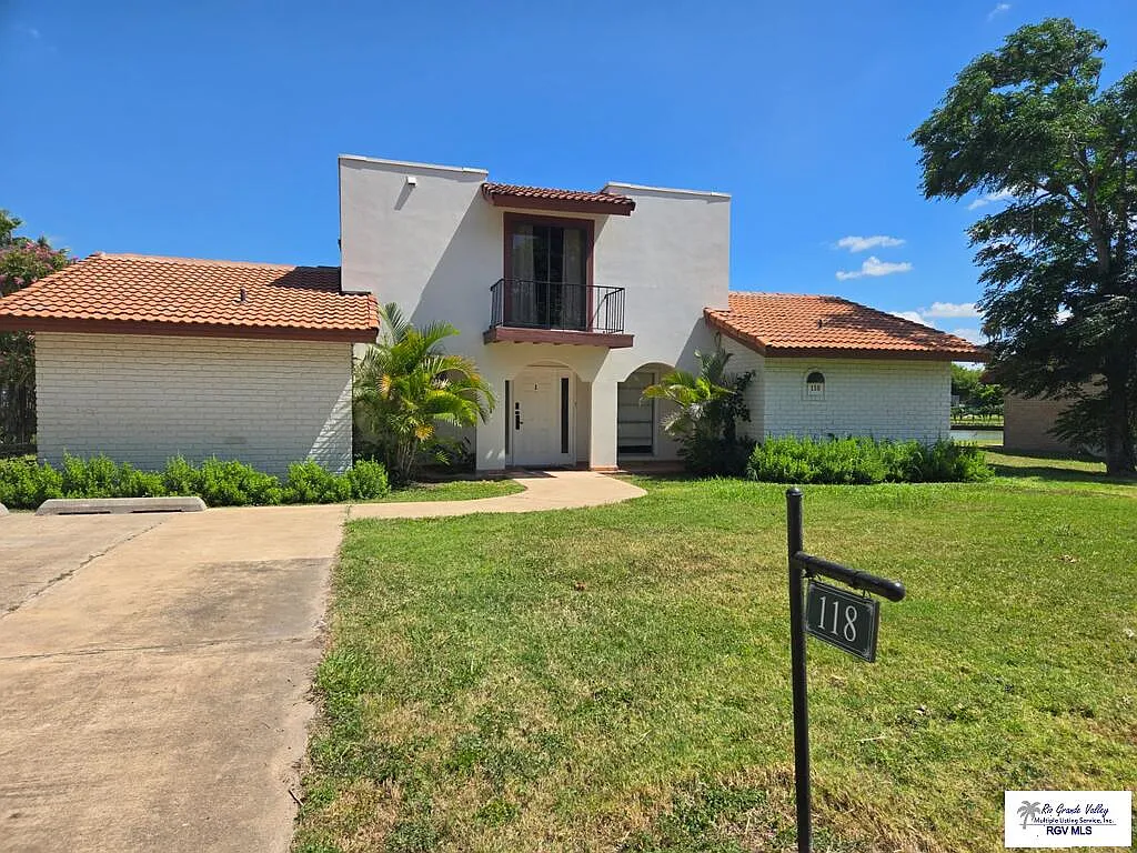 3 bed, 3.0 bath, 2211 sqft, $2,300 — Photo 2