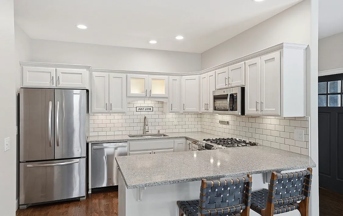 3 bed, 2.5 bath, 2209 sqft, $3,650 — Photo 4