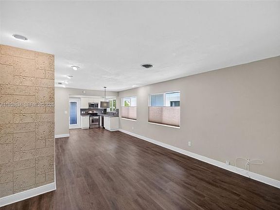 3rd image of 539 Menendez Ave