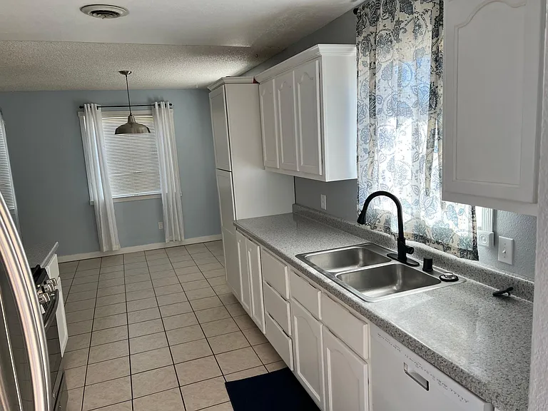 5554 Cypress St — Photo 3
