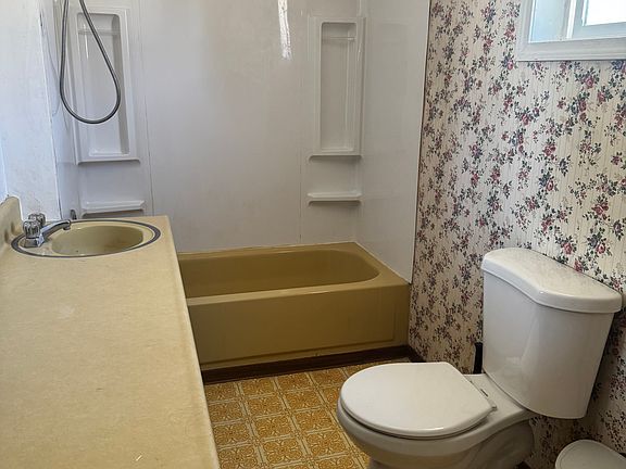 4th image of 327 E Barker St