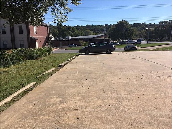 4th image of 834 W North St