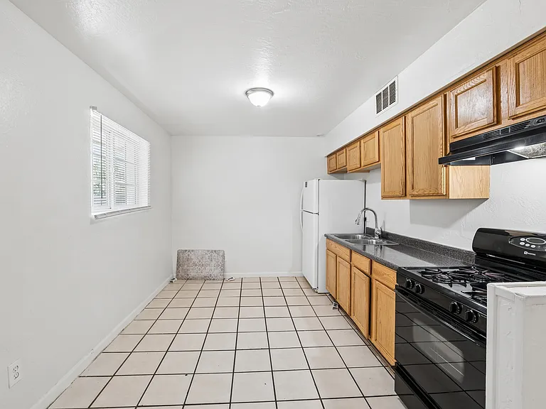 2133 W Adams St #3 — Photo 11