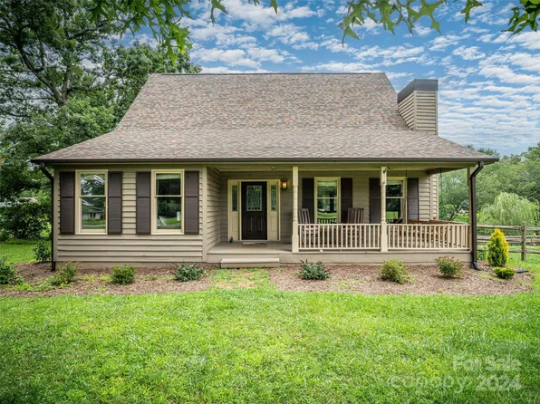 4 Amber Dr, Horse Shoe, NC 28742