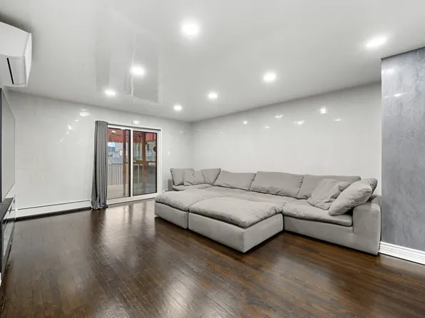 2924 Gerritsen Avenue image 3 of 25