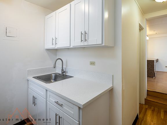 2nd image of 1424 Ward Ave #103