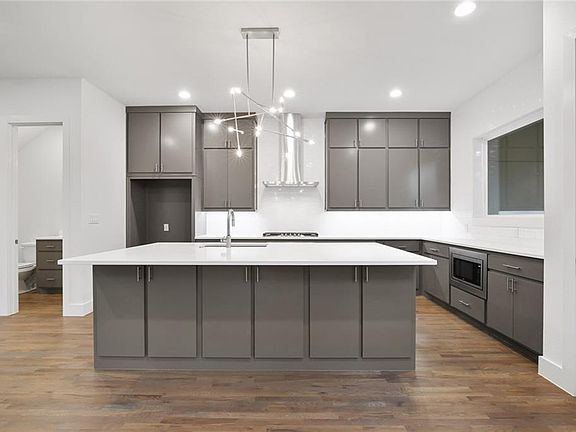 5th image of 2734 Merrimac St