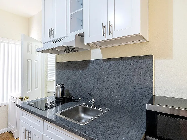 Soto Rose Apartments — Photo 45